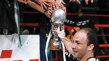 <b>LA BESTIA.</B> Schumacher estuvo fantástico, como la afición a la que le dedicó el título dejándola acariciar el trofeo que ya es de Interviú.