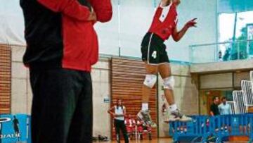 <b>ATENTO. </b>Marcelo Méndez dirige desde la banda al Palma Volley.