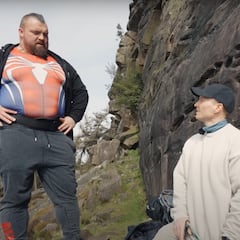 El hombre más fuerte del mundo intenta escalar una pared de 30 metros