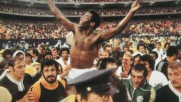 El adi&oacute;s de pel&eacute;. El 1 de octubre de 1977, O&rsquo;Rei se desped&iacute;a del f&uacute;tbol en el Giants Stadium de Nueva York en un partido entre el Cosmos y el Santos, equipos de su vida.
 