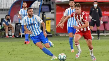 GRAF2334. ALMERIA, 20/07/2020.- El jugador de la U.D. Almer&Iacute;a Iv&aacute;n Barbero (d) disputa un bal&oacute;n con el jugador del M&aacute;laga C.F. David Lomban durante el encuentro correspondiente a la jornada 42 de la Liga Smartbank que se celebr