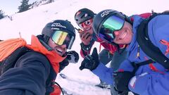 Aymar Navarro, Carlos Llerandi y Alexis Ferrera sonriendo eufóricos tras completar Pala Sarrahèra esquiando en la Val d'Aran (Lleida, Catalunya, España).