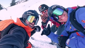 Aymar Navarro, Carlos Llerandi y Alexis Ferrera sonriendo eufóricos tras completar Pala Sarrahèra esquiando en la Val d'Aran (Lleida, Catalunya, España).