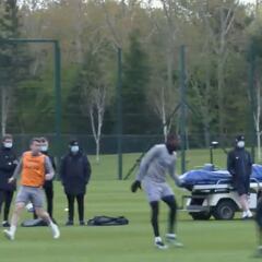 La magia de James para bajar el balón con su prodigiosa zurda