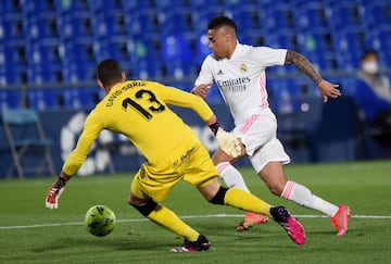 Mariano Díaz y David Soria en la jugada que el VAR anuló el gol al delantero del Real Madrid por fuera de juego.