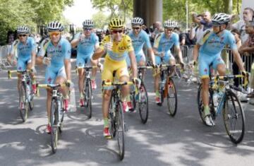 Brindis del equipo de Astana con su líder Vincenzo Nibali a la cabeza. 