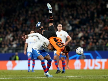 Raphinha y Newerton en un espectacular lance del partido.