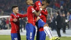 Chile saca la tarea en un complicado debut contra Ecuador