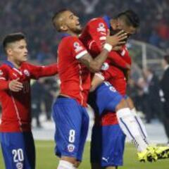 Chile saca la tarea en un complicado debut contra Ecuador