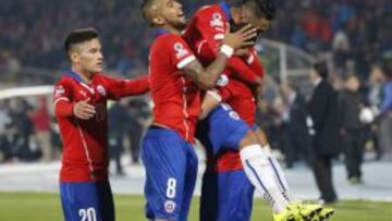 Chile saca la tarea en un complicado debut contra Ecuador
