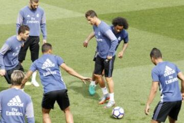 Marcelo le disputa un balón a Cristiano Ronaldo. 