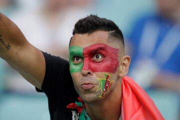 Seguidor portugués disfrutando del Uruguay-Portugal. 