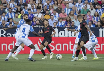 El jugador del Atlético de Madrid, João Félix, centra para que Vitolo marque el 0-1 al Leganés.