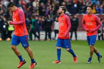 Los jugadores del Barcelona en el calentamiento previo al choque.