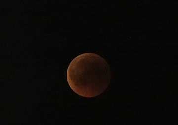 Imagen del eclipse lunar con luna de sangre 2018 desde Ankara, la capital de Turquía

