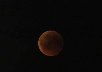 Imagen del eclipse lunar con luna de sangre 2018 desde Ankara, la capital de Turquía

