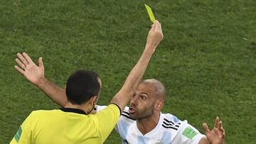 Mascherano protesta al colegiado tras el penalti señalado.
