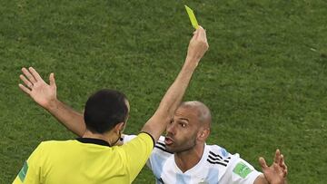 Mascherano protesta al colegiado tras el penalti se&ntilde;alado.