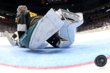 Devan Dubnyk de los Minnesota Wild no puede evitar el gol durante el partido de la Conferencia oeste entre la División Central y la División Pacífico.