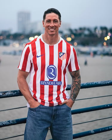 El mítico '9' rojiblanco ejerció de modelo para la presentación de la nueva camiseta rojiblanco del club. 