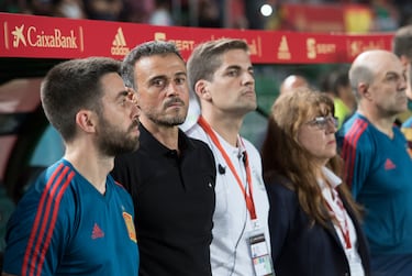Luis Enrique escucha el himno de España en el banquillo junto a su segundo entrenador, Robert Moreno, que fue el que ejerció de entrenador principal durante la baja de Luis Enrique, y a la vuelta de este último, no continuó en su puesto de asistente de Luis Enrique.