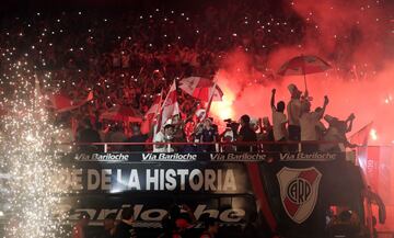 River Plate's players arrive on a bus at the Monumental stadium in Buenos Aires on December 23, 2018, to celebrate with fans their 2018 Libertadores Cup victory, after beating arch rival Boca Juniors by 3-1 in Madrid