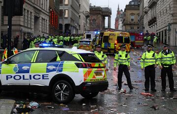 Un veh¨ªculo arremete contra aficionados del conjunto Red en el centro de la ciudad de Liverpool en la celebraci¨®n del t¨ªtulo de liga.