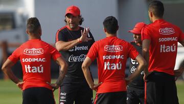 Futbol, entrenamiento de la seleccion chilena.
 El entrenador de la seleccion chilena Juan Antonio Pizzi, habla con los jugadores durante el entrenamiento matutino en el complejo deportivo Juan Pinto Duran de Santiago, Chile.
 30/12/2016
 Marcelo Hernandez/Photosport******
 
 Football, chilean national team training session.
 Chile&#039;s head coach Juan Antonio Pizzi, talks with his players during  training session at the Juan Pinto Duran training center in Santiago, Chile.
 30/12/2016
 Marcelo Hernandez/Photosport