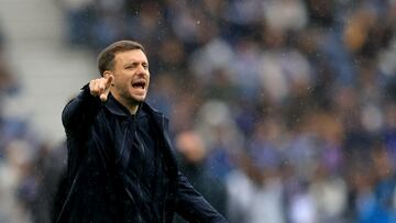 Porto (Portugal), 18/04/2025.- FC Porto head coach Martin Anselmi reacts during the Portuguese First League soccer match between FC Porto and FC Famalicao at Dragao Stadium in Porto, Portugal, 18 April 2025. EFE/EPA/JOSE COELHO