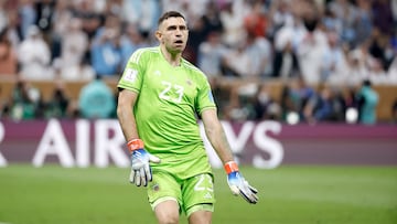 Dibu Martínez, durante la tanda de penaltis en la final del Mundial de Qatar.