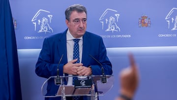 El portavoz del PNV en el Congreso, Aitor Esteban, ofrece una rueda de prensa tras reunirse con la portavoz del PP, en el marco de la ronda de contactos del PP de cara a la investidura de Feij車o, en el Congreso de los Diputados, a 18 de septiembre de 2023, en Madrid (Espa?a). El objetivo de estas reuniones, recalcan en 'G谷nova', es que el resto de formaciones pol赤ticas con representaci車n parlamentaria conozcan los pactos de Estado del PP para preservar la estabilidad y el crecimiento de Espa?a. Esta reuni車n tiene lugar tras haber sido aplazada debido a que portavoz del PNV dio positivo en Covid.
18 SEPTIEMBRE 2023;MADRID;PNV;PP;INVESTIDURA FEIJOO
Ricardo Rubio / Europa Press
18/09/2023
