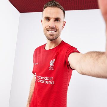 Liverpool presentó su nueva camiseta para la temporada 2022/23.