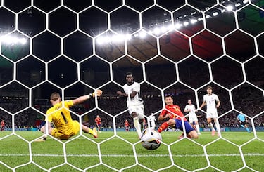 2-1. Asistencia de Marc Cucurella para el delantero de la Real Sociedad, que no perdona, y manda el balón al fondo de la portería de Jordan Pickford.