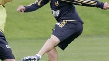 Cazorla se entrena con normalidad y jugará 45 minutos