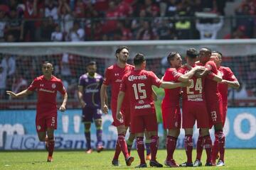 Los jugadores de Toluca celebran el gol de Pablo Barrientos en la victoria 3-0 ante Veracruz en la jornada 16 del Clausura 2018.