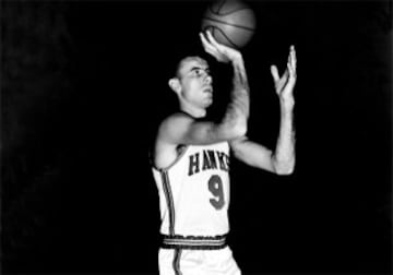 Campeón de la NBA en 1958 y primer MVP de la historia, también comparte con Kobe el récord de MVPs en All Star Games: cuatro. Jugó en Milwaukee y St. Louis Hawks.