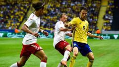 Krohn-Dehli disputa un bal&oacute;n en el &uacute;ltimo amistoso de Dinamarca ante Suecia.