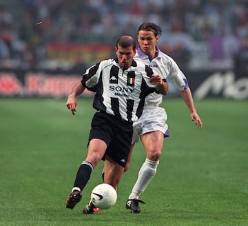 Fernando Redondo y Zidane, en un de los lances del partido de la final de la Séptima.
