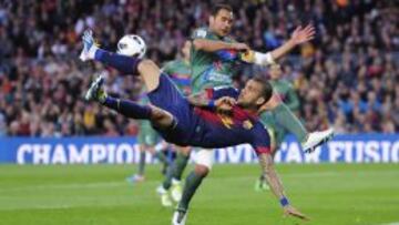 Alves realiza una acrobática jugada en el partido de ayer ante el Levante.