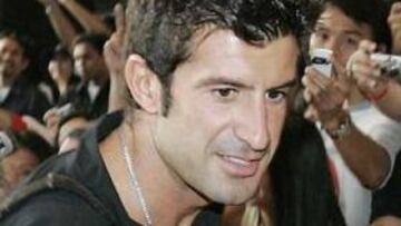 <B>FUTURO INCIERTO.</B> Un mes antes de que comience la Liga aún se desconoce en qué equipo jugará Figo.