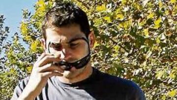 <b>RIVALES Y AMIGOS.</b> Casillas y Agüero tuvieron mucho tiempo para hablar en el rodaje.