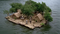 Un hombre se construye una aldea flotante autosuficiente en un lago remoto