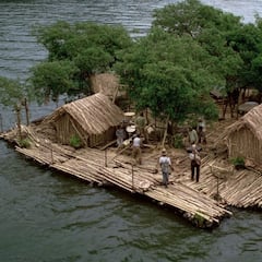 Un hombre se construye una aldea flotante autosuficiente en un lago remoto