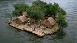 Un hombre se construye una aldea flotante autosuficiente en un lago remoto