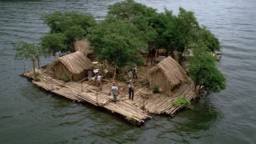 Un hombre se construye una aldea flotante autosuficiente en un lago remoto
