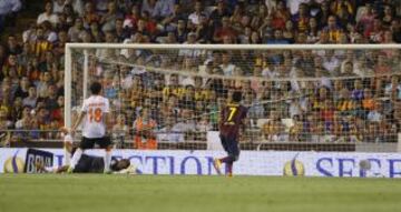 Tercera jornada de la Liga Bbva. Valencia - Barcelona. 0-3. Messi anota el tercer gol.