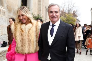 La periodista y amiga de la familia, Marta Robles y Carlos Sainz, en la puerta de la iglesia.