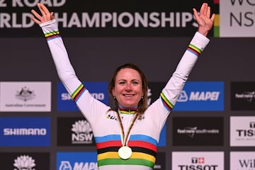 Van Vleuten, en el podio del Mundial de Wollongong, con el maillot arcoíris.