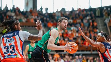 A CORUÑA, 22/12/2024.- El pívot croata del Joventut Badalona Ante Tomic (c) disputa un balón a Trey Thompkins (i) y Brandon Taylor (d), del Básquet Coruña, durante el encuentro correspondiente a la duodécima jornada de la Liga Endesa que enfrentó a ambos equipos en el Coliseum de A Coruña este domingo. EFE/Cabalar