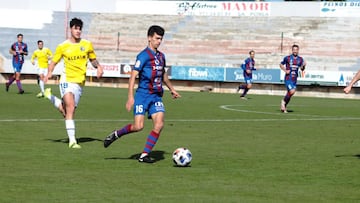 Giaquinto progresa con el balón ante Chechu durante el partido que disputaron la UD Poblense y Las Rozas CF en el Nou Camp de Sa Pobla, correspondiente a la Jornada 14 del Grupo 5-B de Segunda División B.